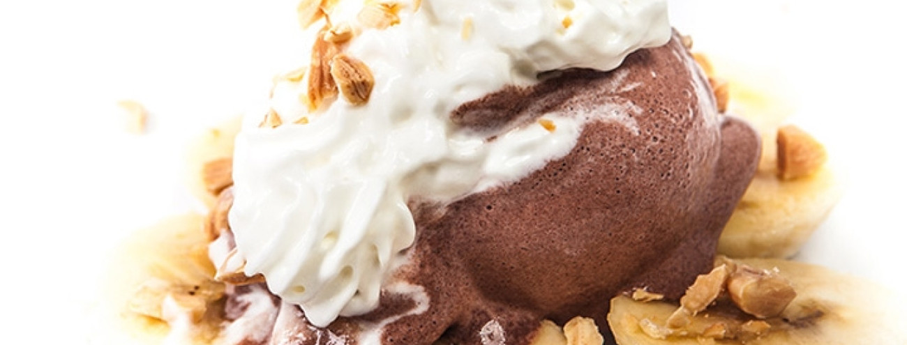 BANANA, GELADO DE CHOCOLATE E CHANTILLY