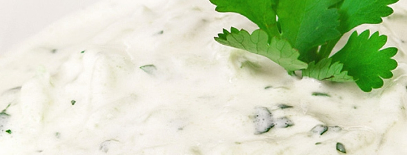 TZATZIKI (MOLHO DE PEPINO E IOGURTE GREGO)