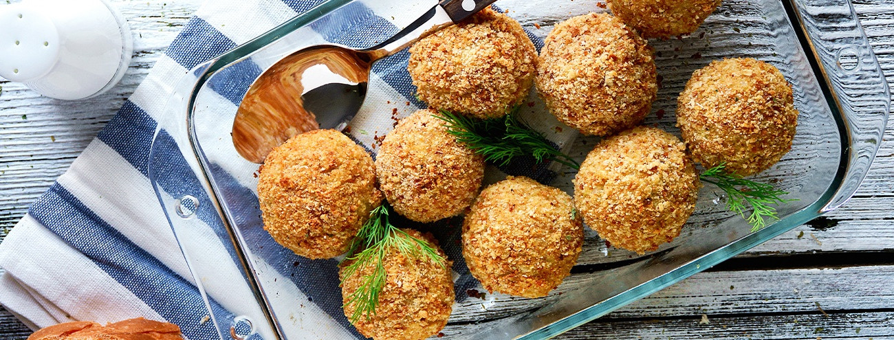 BOLINHAS DE FRANGO, QUEIJO E AZEITONAS