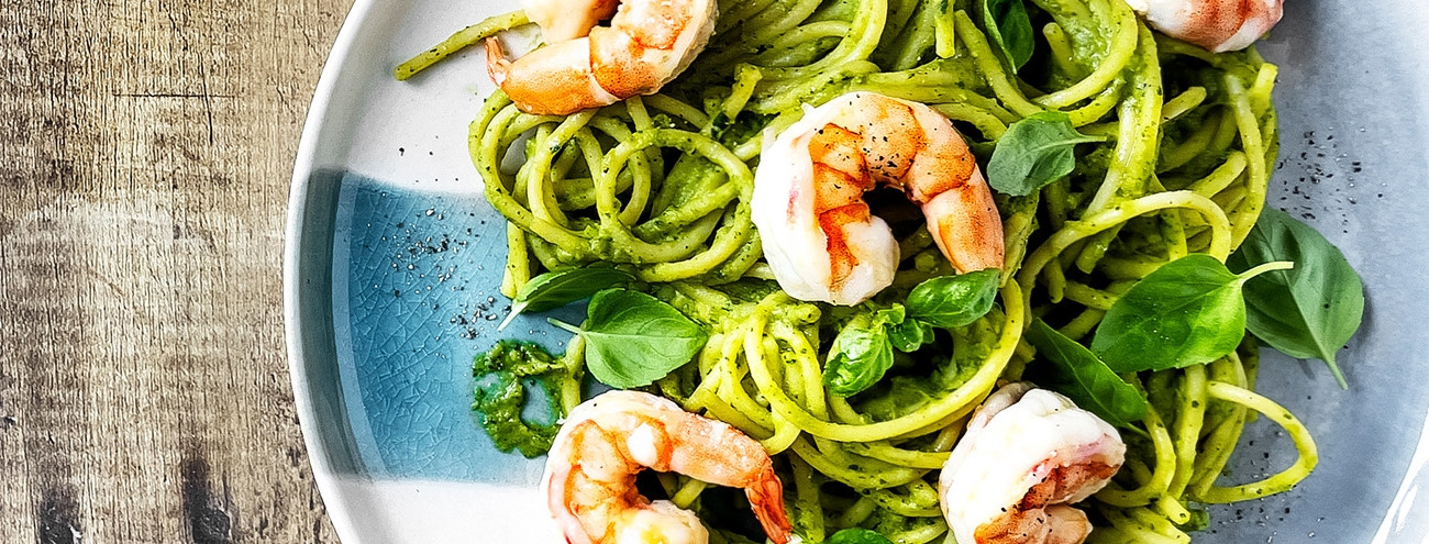 MASSA COM PESTO DE ESPINAFRES, GAMBAS E ERVILHAS